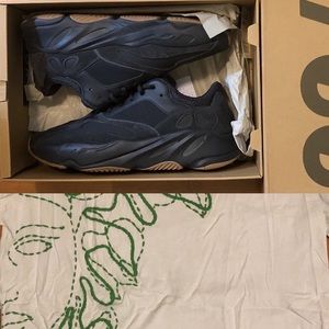 Yeezy boost 700 utility black sz13 w/ Versace XL T